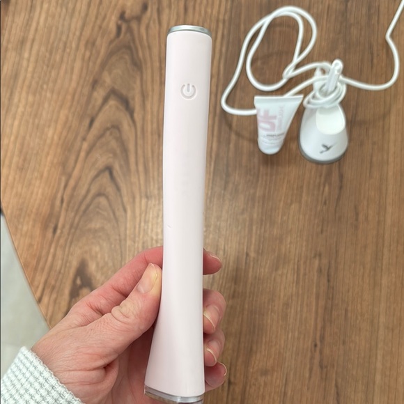 DERMAFLASH LUXE+ Sonic Dermaplaner - Picture 3 of 5